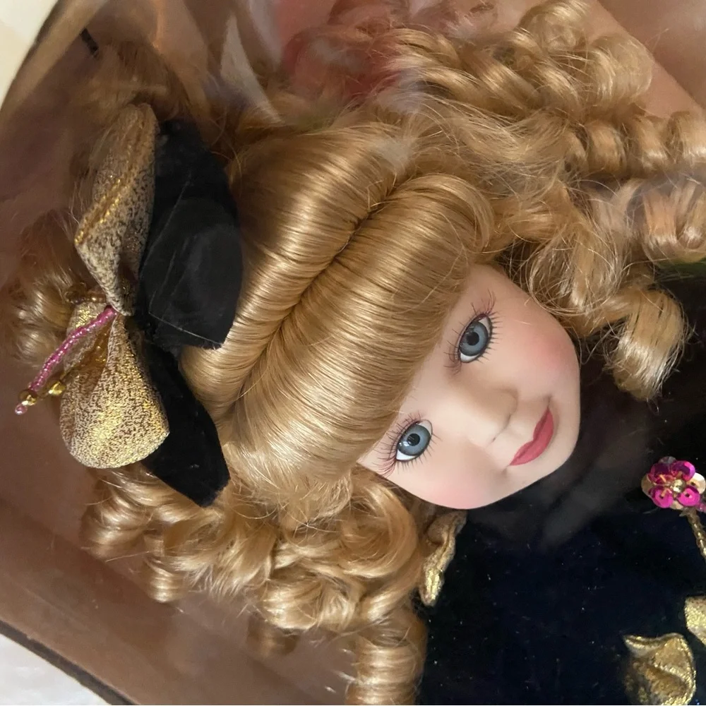 NWOT Victorian Rose Stunning Porcelain Doll Adorned w/Elegant Clothing & Boxing🎄